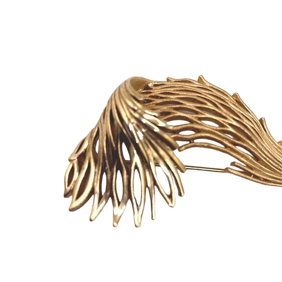 Vintage Trifari Folded Feather/Leaf Brooch Pin - Picture 3 of 8